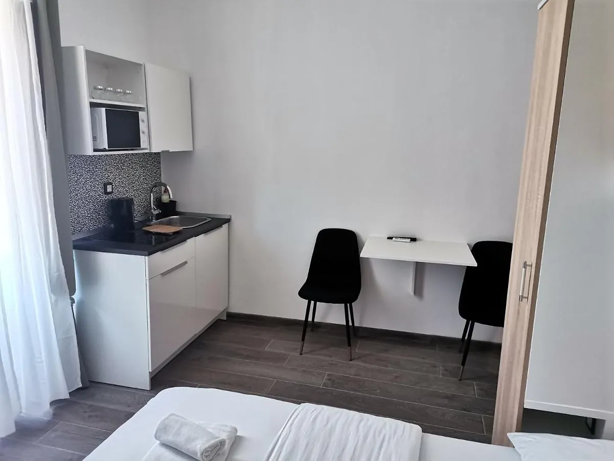 아파트 Elin'S Rooms In Center 풀라