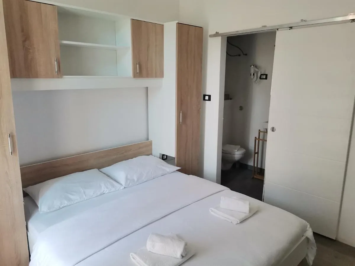 Elin'S Rooms In Center 풀라 0*,